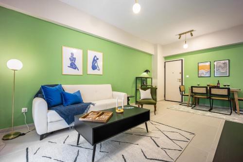 Modern Central Apartment with Balcony - Near Metro