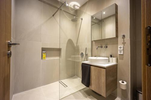 Modern Central Apartment with Balcony - Near Metro