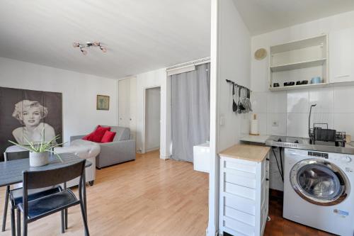 une cuisine et un salon avec une machine à laver dans l'établissement La Folie Mericourt - A 5 min de Place République, à Paris