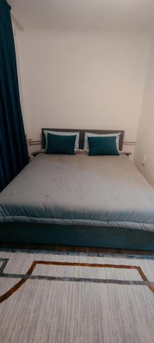 Кровать или кровати в номере Apartments in Taraz, Kazakhstan