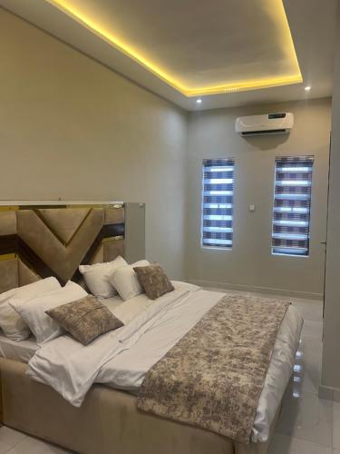Postel nebo postele na pokoji v ubytování Luxebnb and Concierge Services