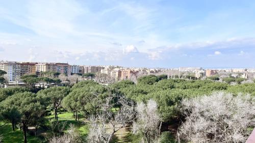 una vista di una città con alberi ed edifici di Yellow Sweet Home a Roma