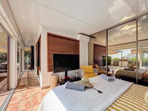 une chambre avec un grand lit et une télévision dans l'établissement Intuition Rooftop vaste terrasse, à Cannes