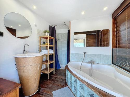 une salle de bain avec une baignoire et un lavabo dans l'établissement Intuition Rooftop vaste terrasse, à Cannes