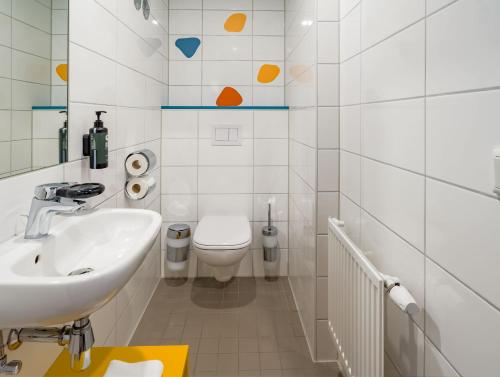 Bilik mandi di Ramada Encore by Wyndham Munich Messe