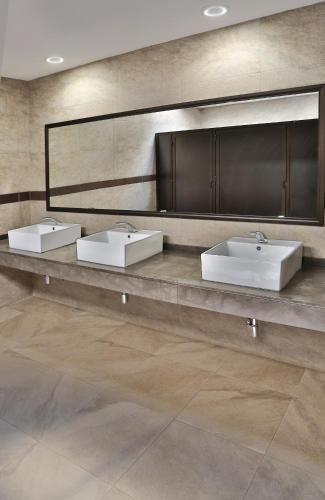 a bathroom with two sinks and a mirror at Hotel Victoria Inn in San Juan del Río