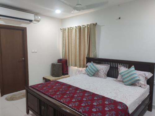 une chambre avec un grand lit avec des oreillers dessus dans l'établissement Sivarama gaeden resort 5 star stay & swimming pool room no 5 bheemunipatbam beach road to dorathota road, à Bhīmunipatnam