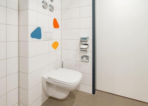 Bilik mandi di Ramada Encore by Wyndham Munich Messe