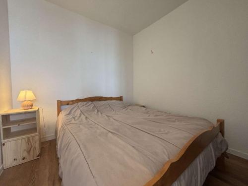 une petite chambre avec un lit et une table de chevet dans l'établissement Appt Studio cabine LA ROCHELLE - LR240-207, à La Rochelle
