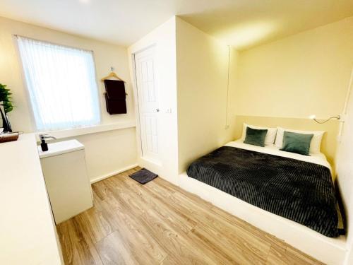 Una cama o camas en una habitación de Purr