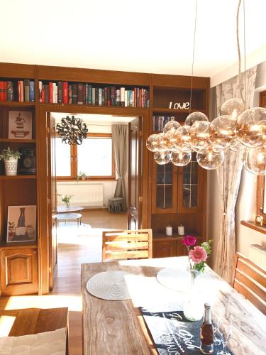 a kitchen and dining room with a table and a chandelier at Chalet Wienerwald in Königstetten