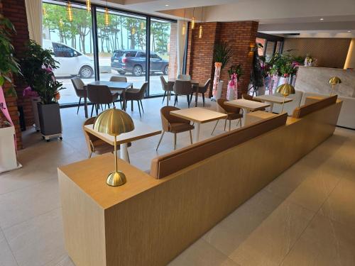 a restaurant with tables and chairs in a room at Hound Hotel Deacheon Beach in Boryeong
