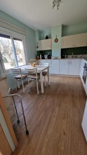 une cuisine avec une table et des chaises dans une pièce dans l'établissement Appartement au premier étage dans maison de charme avec grand jardin au RDC, à Banyuls-sur-Mer