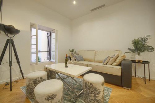 un salon avec un canapé et une table dans l'établissement charmant 2 pieces proche plage du midi A1B266, à Cannes