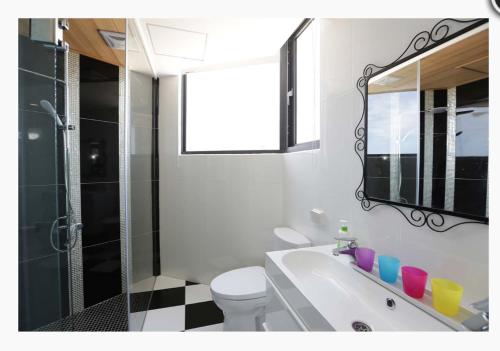 馬公市的住宿－海上人家民宿，一间带水槽、卫生间和镜子的浴室