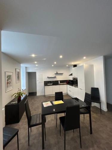 un salon avec une table et des chaises et une cuisine dans l'établissement Appartement 4 personnes joliment rénové proche du Centre-ville, à Épinal