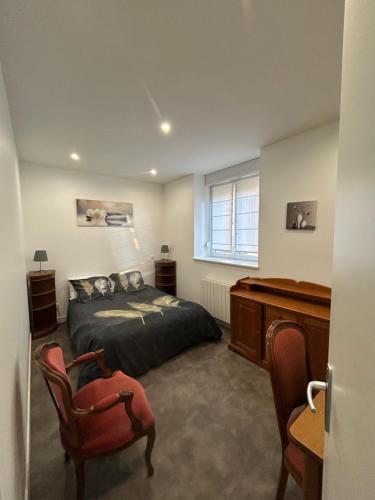 a bedroom with a bed and a desk at Appartement 4 personnes joliment rénové proche du Centre-ville in Épinal