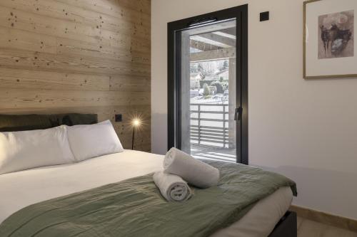 une chambre avec un lit avec des serviettes dessus dans l'établissement Nid d'Aigle - Balcon - Magnifique vue Mont Blanc, aux Houches