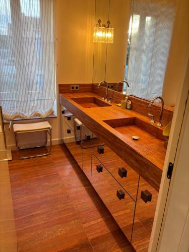 La salle de bains spacieuse est pourvue d'un grand lavabo en bois. dans l'établissement Villa Pâquerette, Marseille, à Marseille