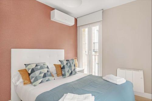 sypialnia z dużym łóżkiem z poduszkami w obiekcie 2 bedrooms 1 bathroom furnished - Las Letras - Bright - MintyStay w Madrycie