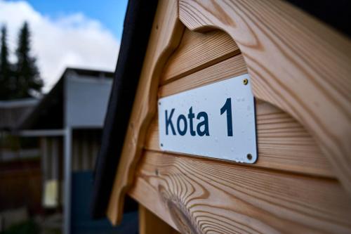 a sign on the side of a wooden house at AlbCamping Westerheim in Westerheim