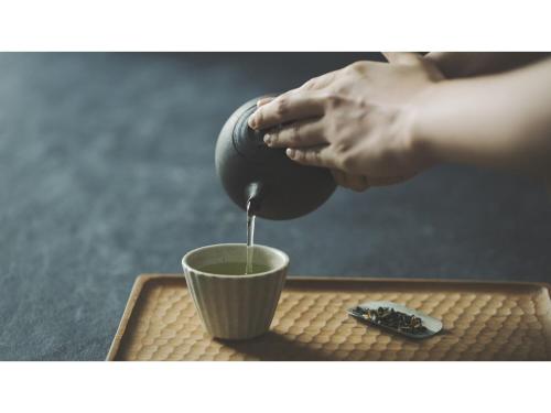 a person pouring coffee into a cup on a tray at SOKI ATAMI - Vacation STAY 93405v in Atami