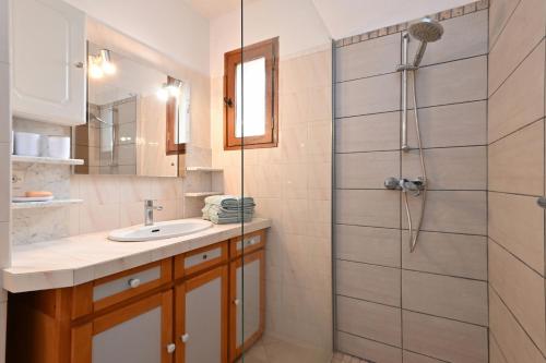 ein Badezimmer mit Waschbecken und Dusche in der Unterkunft L’Écrin du Brulat - Jardin et vue montagnes in Le Castellet