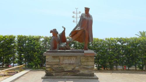 a statue of two people on top of a monument at SOKI ATAMI - Vacation STAY 01462v in Atami