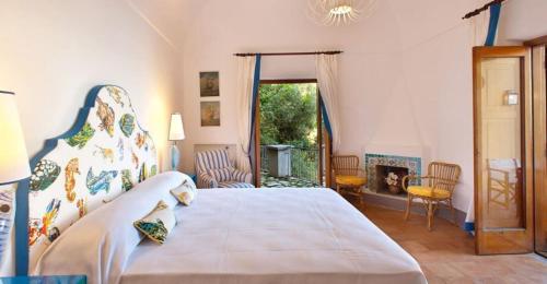 una camera da letto con un letto grande in una stanza di Villa Torre Sponda Private Beach a Positano