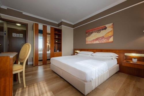 Postel nebo postele na pokoji v ubytování iH Hotels Padova Admiral