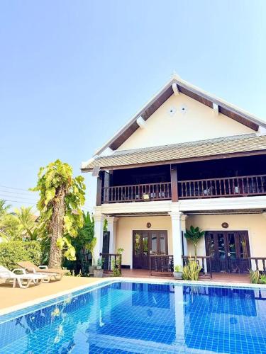 Kolam renang di atau dekat dengan Alana Luang Prabang