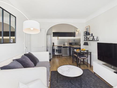 un salon avec un canapé et une table dans l'établissement -HANNAH- Joli cocon avec vue sur la ville-close, à Concarneau