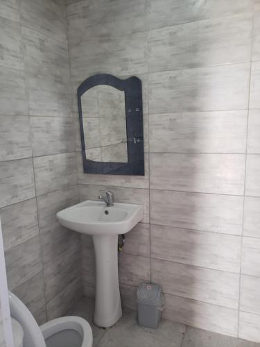 Un baño de Compass hotel