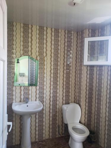 Un baño de Compass hotel