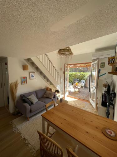 un salon avec un canapé et une table dans l'établissement Maison de vacance bord de mer, au Barcarès