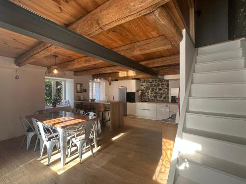 une cuisine et une salle à manger avec une table et des chaises dans l'établissement Villa avec vue imprenable, Au pied du Rocher, à Aiguilhe