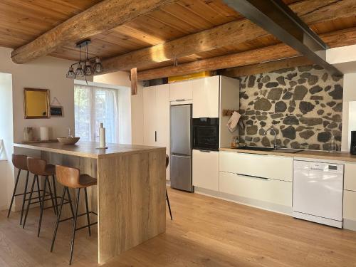 Villa avec vue imprenable, Au pied du Rocher