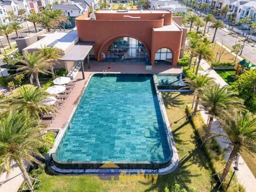 an overhead view of a swimming pool with palm trees at Gần hồ bơi gần biển Novaworld Phan Thiết Bình Thuận 4 PN phòng ngủ in Bình Tú