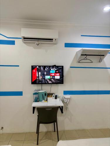 One Stop Hotel Ipohにあるテレビまたはエンターテインメントセンター