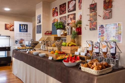 a buffet with fruits and vegetables on a table at iH Hotels Padova Admiral in Padova
