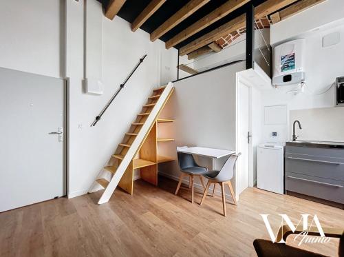 Ce loft dispose d'un escalier et d'un bureau. dans l'établissement Appart chaleureux gare Oullins 1, à Oullins
