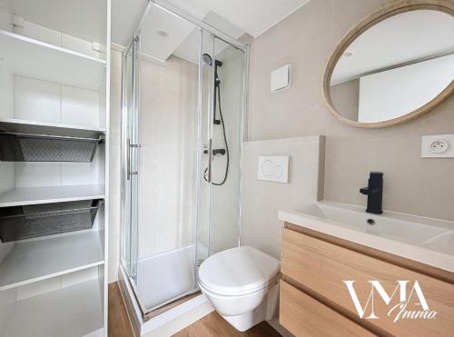 une salle de bain avec toilettes, lavabo et miroir dans l'établissement Appart chaleureux gare Oullins 1, à Oullins