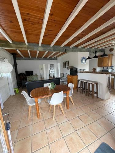 - une table à manger et des chaises dans la cuisine dans l'établissement Charming house with garden terrace and barbecue, à Saint-Cricq