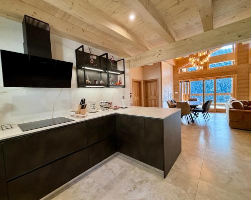 une cuisine avec un comptoir et un salon dans l'établissement Le Panorama 301 - Penthouse d'exception, à Châtel