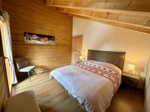 une chambre avec un lit dans une pièce en bois dans l'établissement Le Panorama 301 - Penthouse d'exception, à Châtel