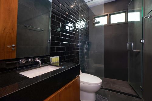 Un baño con inodoro, lavabo y ducha. en Thai Balinese Villa Rico in Kamala 3BR, Private Pool, en Kamala Beach