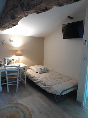 Ein Bett oder Betten in einem Zimmer der Unterkunft La Douce Charentaise