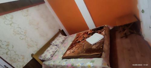 a room with a bed with a wooden head board at Khowti Stay in Dirang Dzong