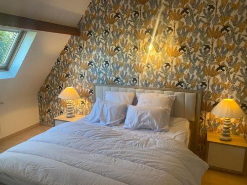 - une chambre avec un lit et 2 lampes sur les tables dans l'établissement L accalmie, à Hesdin-lʼAbbé