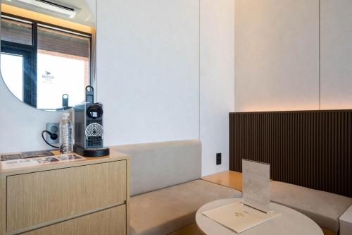 a room with a kitchen with a table and a counter at Hound Hotel Deacheon Beach in Boryeong